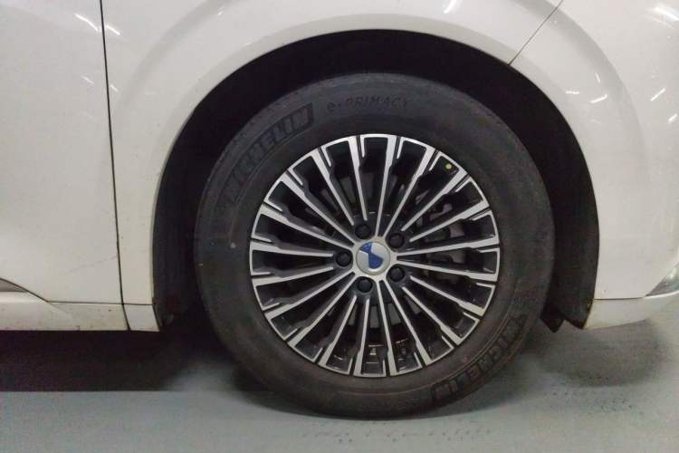Used Denza D9 2022 DM-i 1040 Prestige Model Right Front Wheel Hub