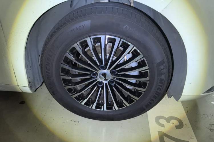 Used Denza D9 2022 DM-i 1040 Prestige Model Right Front Wheel Hub