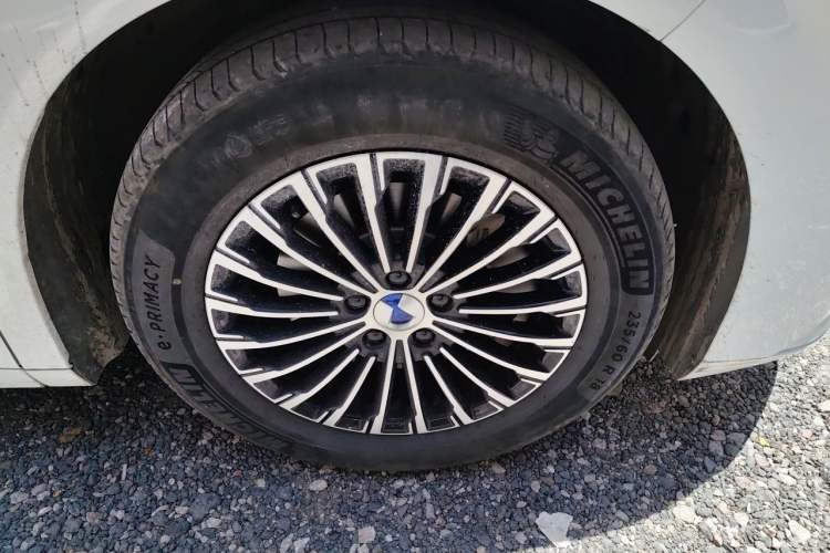 Used Denza D9 2022 DM-i 970 Four-Wheel Drive Prestige Model Right Front Wheel Hub