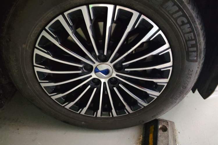 Used Denza D9 2022 DM-i 1040 Prestige Model Right Front Wheel Hub