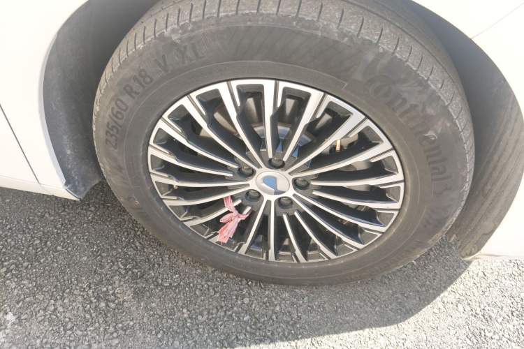 Used Denza D9 2022 DM-i 970 Four-Wheel Drive Flagship Model Right Front Wheel Hub