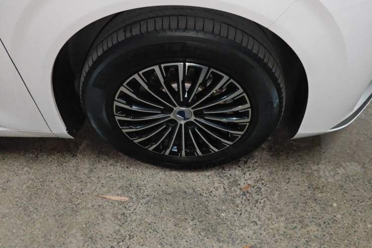 Used Denza D9 2022 DM-i 970 Four-Wheel Drive Prestige Model Right Front Wheel Hub