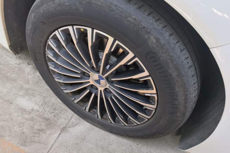 Used Denza D9 2022 DM-i 970 Four-Wheel Drive Prestige Model Right Front Wheel Hub