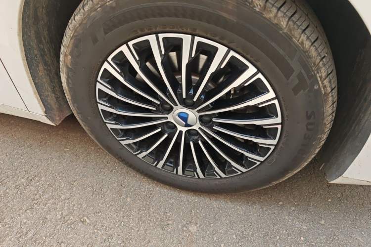Used Denza D9 2022 DM-i 970 Four-Wheel Drive Prestige Model Right Front Wheel Hub