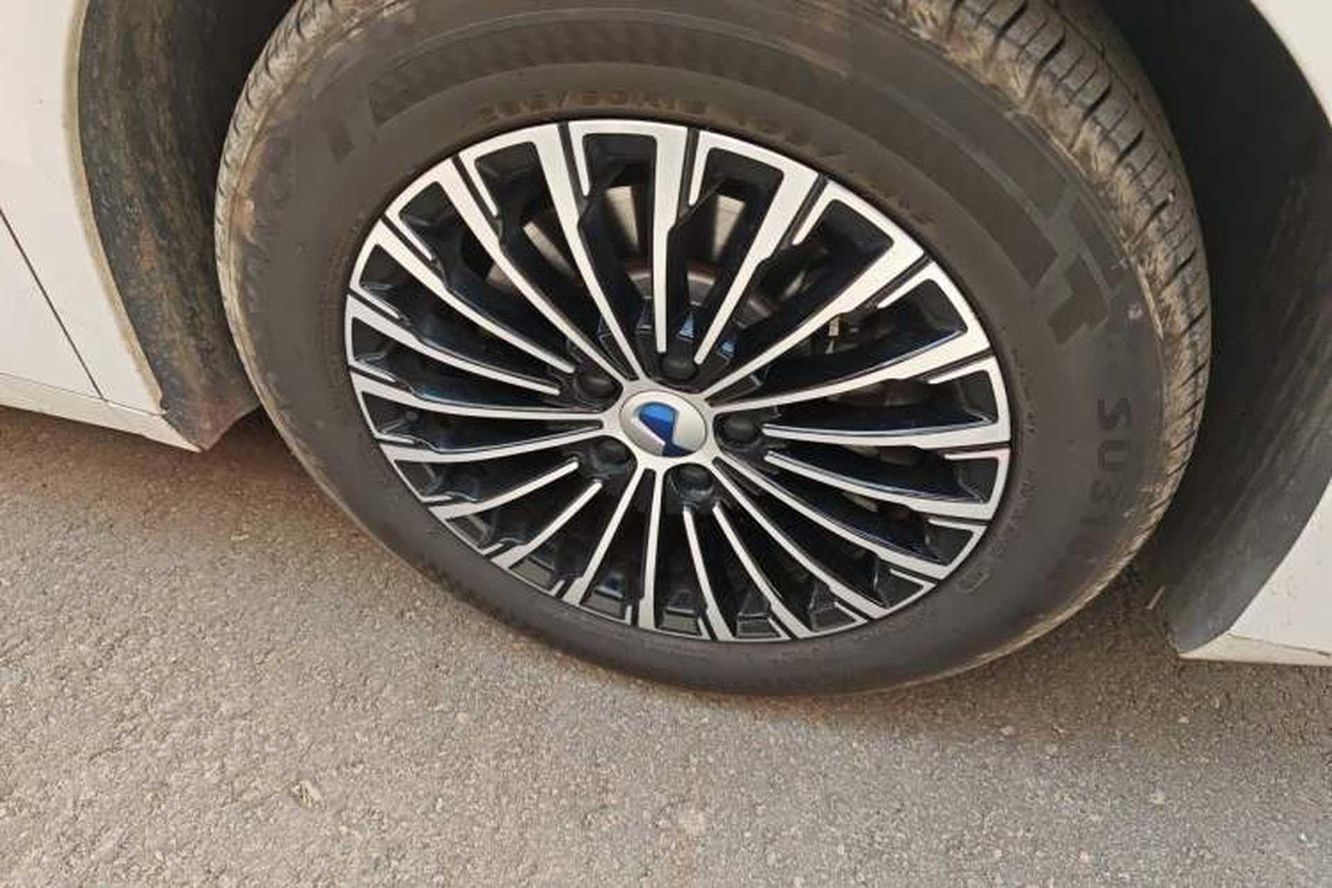 Used Denza D9 2022 DM-i 970 Four-Wheel Drive Prestige Model Right Front Wheel Hub