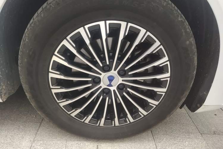 Used Denza D9 2022 DM-i 970 Four-Wheel Drive Prestige Model Right Front Wheel Hub