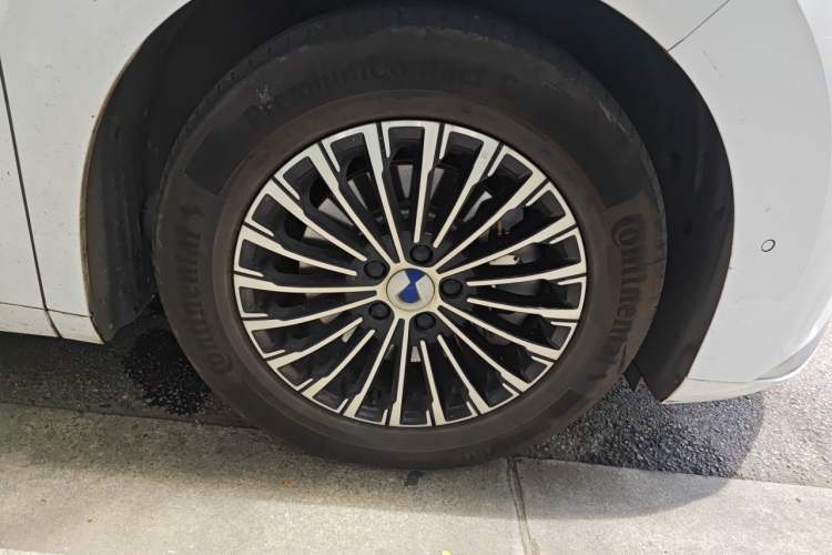 Used Denza D9 2022 DM-i 970 Four-Wheel Drive Flagship Model Right Front Wheel Hub
