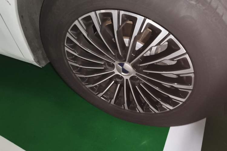 Used Denza D9 2022 DM-i 970 Four-Wheel Drive Flagship Model Right Front Wheel Hub