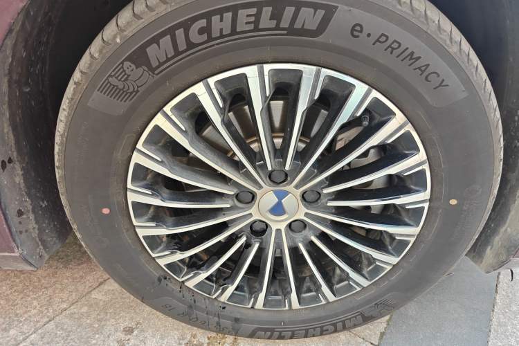 Used Denza D9 2022 EV 600 Four-Wheel Drive Prestige Model Right Front Wheel Hub