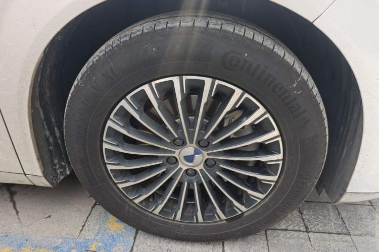 Used Denza D9 2022 DM-i 970 Four-Wheel Drive Prestige Model Right Front Wheel Hub