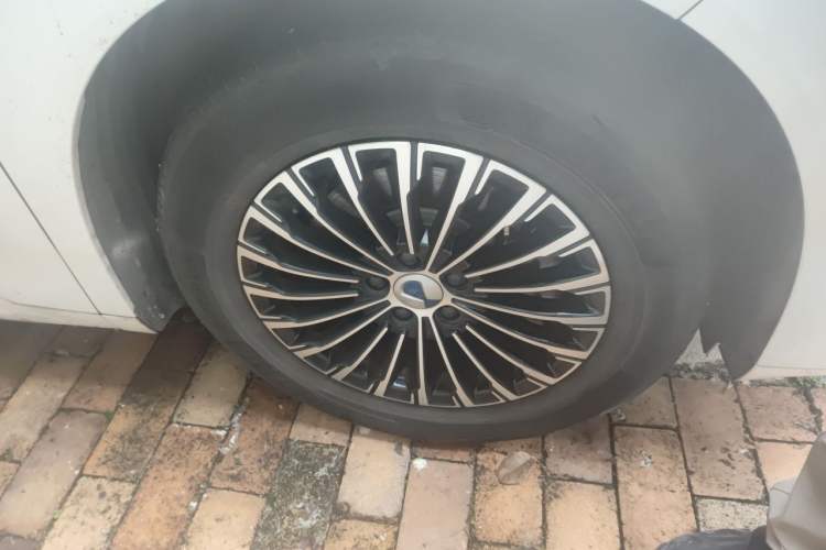 Used Denza D9 2022 DM-i 1040 Prestige Model Right Front Wheel Hub