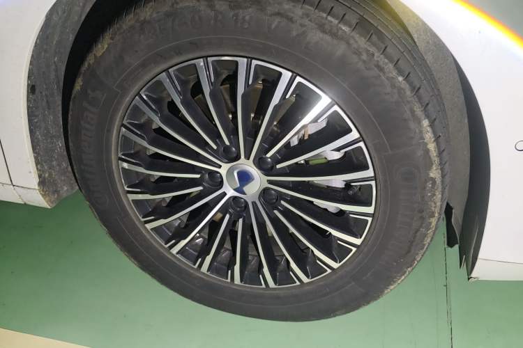 Used Denza D9 2022 DM-i 970 Four-Wheel Drive Flagship Model Right Front Wheel Hub