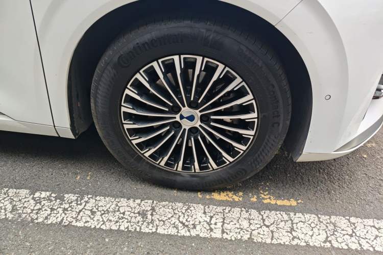 Used Denza D9 2022 DM-i 970 Four-Wheel Drive Flagship Model Right Front Wheel Hub