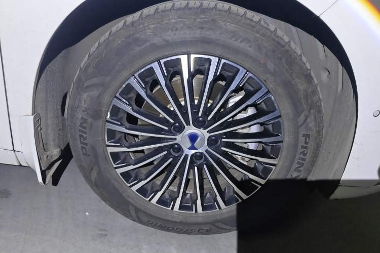 Used Denza D9 2022 DM-i 970 Four-Wheel Drive Flagship Model Right Front Wheel Hub