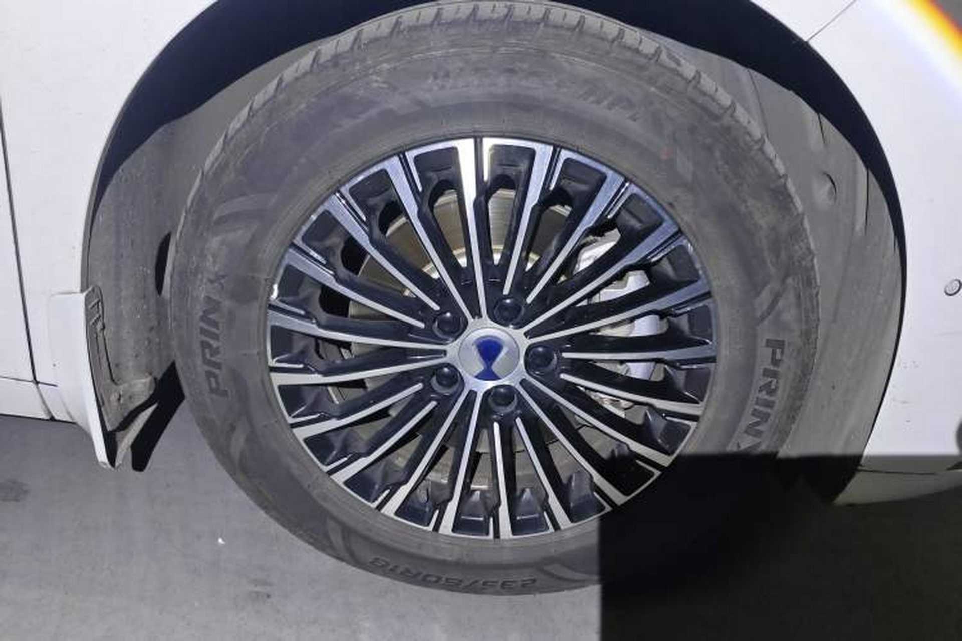 Used Denza D9 2022 DM-i 970 Four-Wheel Drive Flagship Model Right Front Wheel Hub