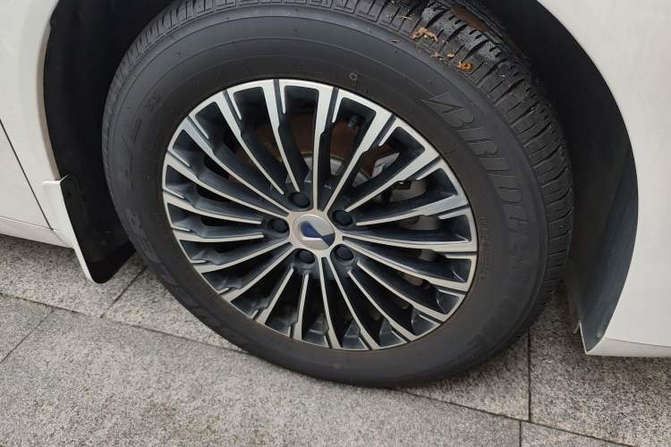 Used Denza D9 2022 DM-i 1040 Prestige Model Right Front Wheel Hub