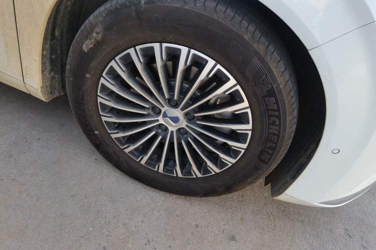 Used Denza D9 2022 EV 600 Four-Wheel Drive Flagship Model Right Front Wheel Hub