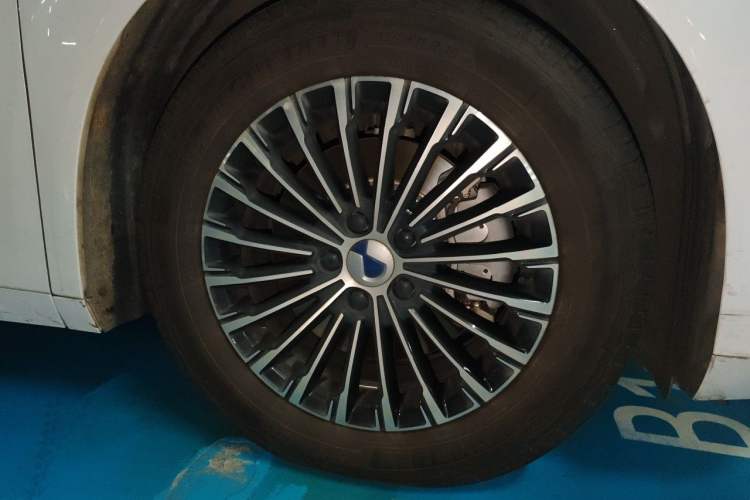 Used Denza D9 2022 DM-i 970 Four-Wheel Drive Prestige Model Right Front Wheel Hub