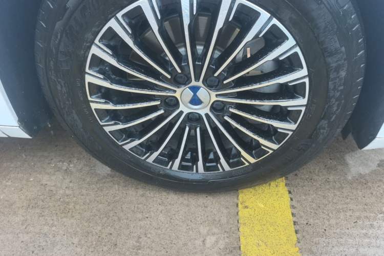 Used Denza D9 2022 DM-i 970 Four-Wheel Drive Flagship Model Right Front Wheel Hub