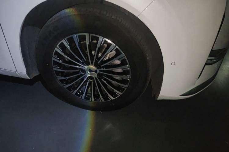 Used Denza D9 2022 DM-i 970 Four-Wheel Drive Flagship Model Right Front Wheel Hub