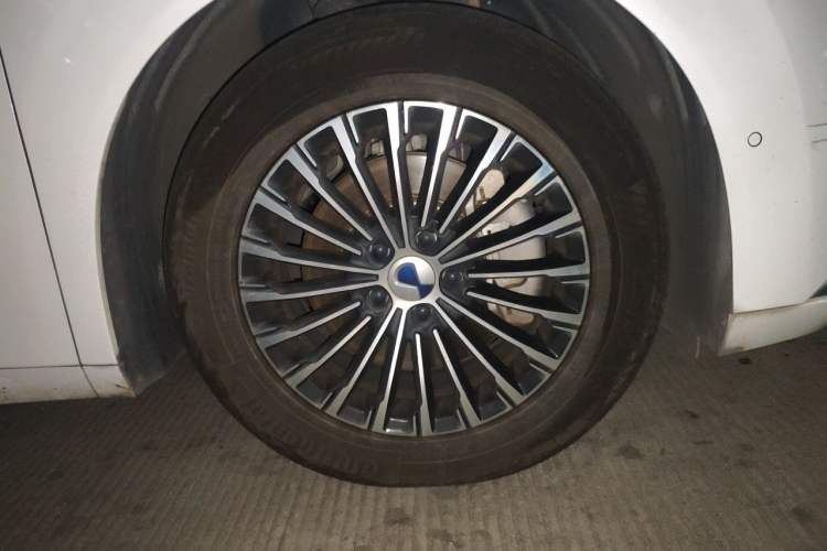 Used Denza D9 2022 DM-i 970 Four-Wheel Drive Flagship Model Right Front Wheel Hub
