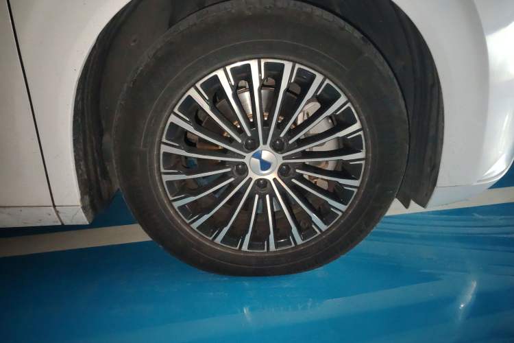 Used Denza D9 2022 DM-i 1040 Prestige Model Right Front Wheel Hub