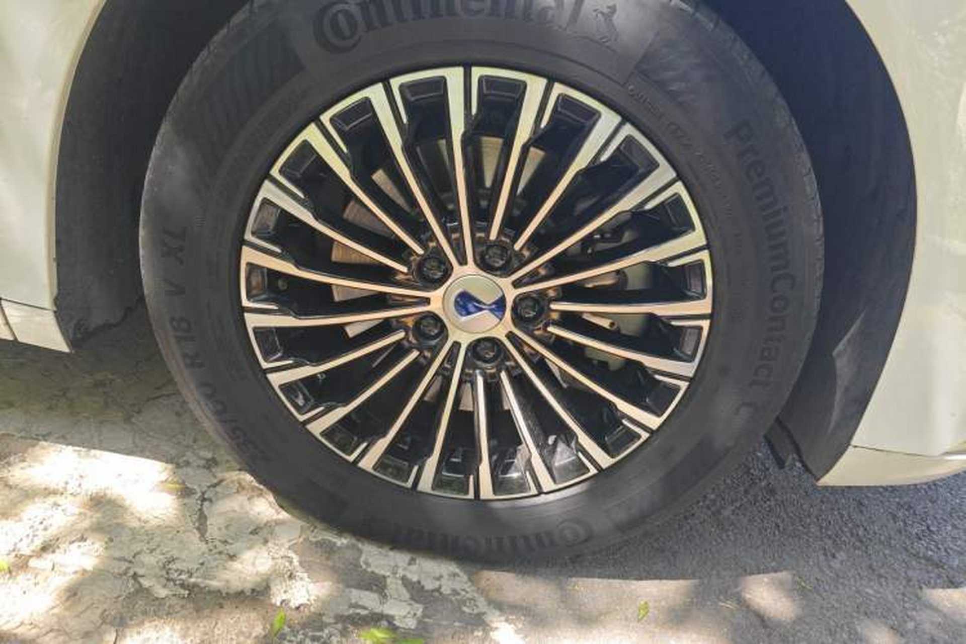 Used Denza D9 2022 DM-i 1040 Prestige Model Right Front Wheel Hub