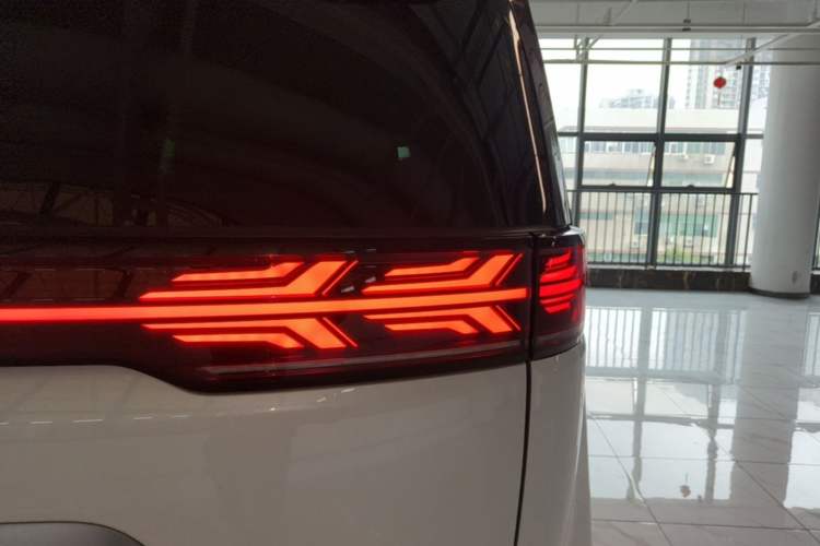 Used Denza D9 2022 DM-i 970 Four-Wheel Drive Flagship Model Right Rear Taillight