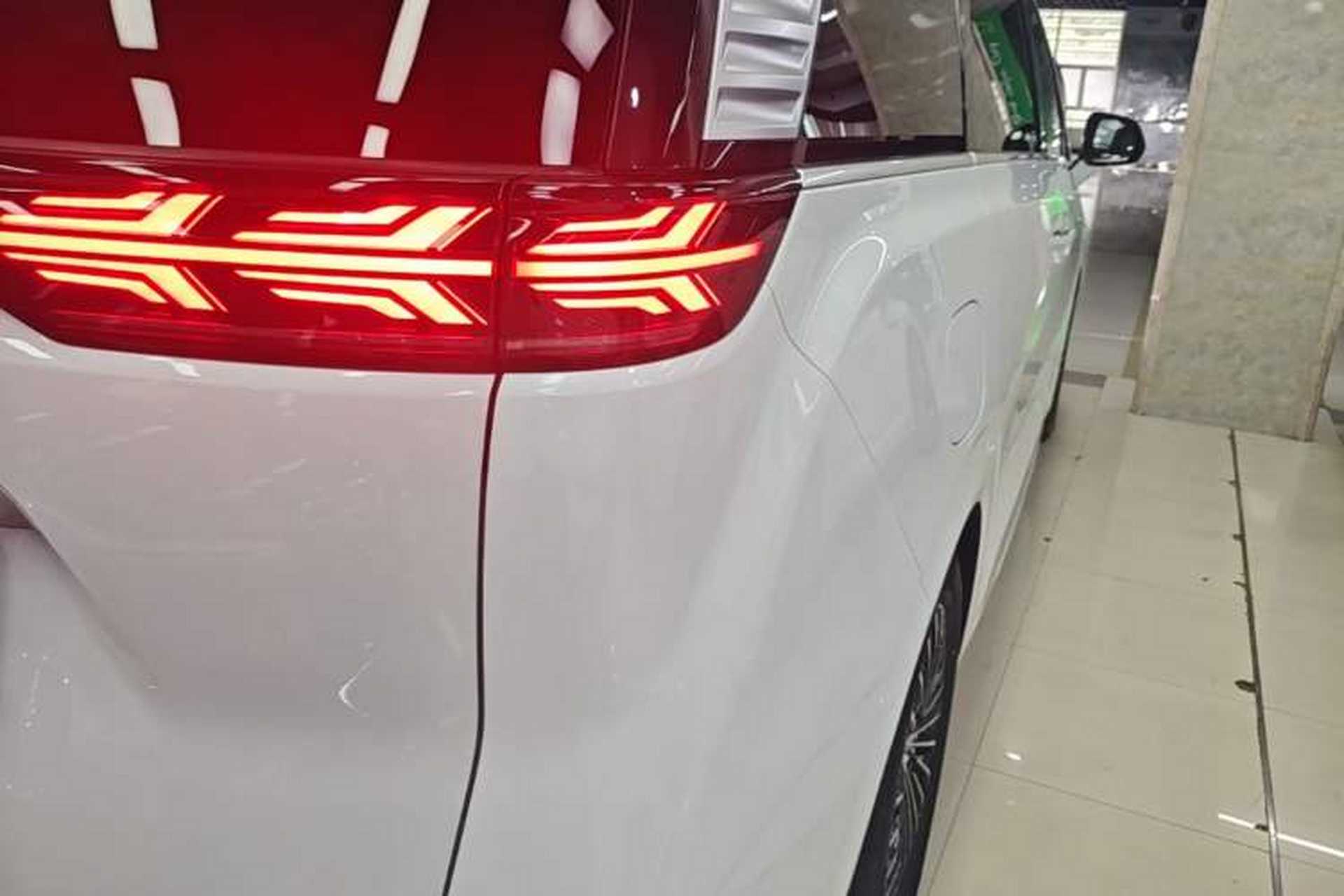Used Denza D9 2022 DM-i 970 Four-Wheel Drive Prestige Model Right Rear Taillight