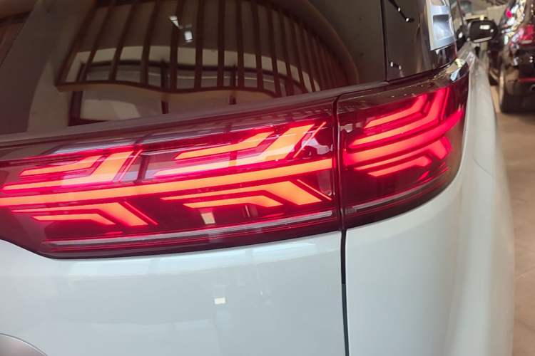 Used Denza D9 2022 DM-i 970 Four-Wheel Drive Flagship Model Right Rear Taillight