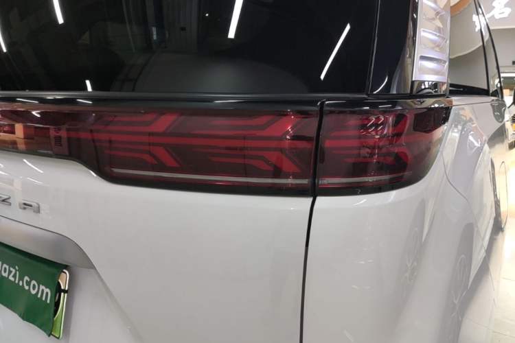 Used Denza D9 2022 DM-i 970 Four-Wheel Drive Flagship Model Right Rear Taillight