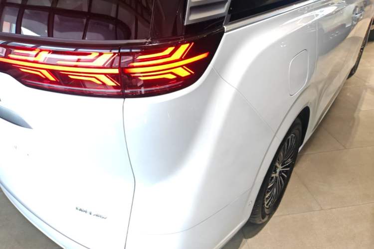 Used Denza D9 2022 DM-i 970 Four-Wheel Drive Flagship Model Right Rear Taillight