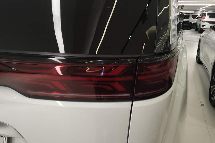 Used Denza D9 2022 DM-i 970 Four-Wheel Drive Flagship Model Right Rear Taillight