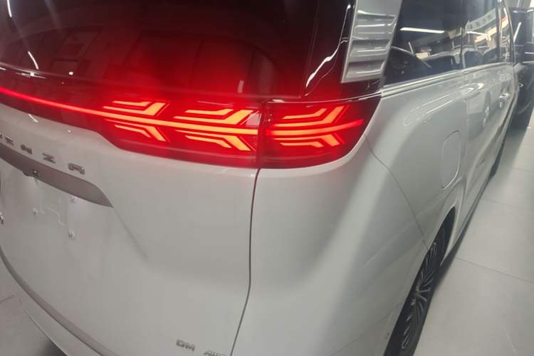 Used Denza D9 2022 DM-i 970 Four-Wheel Drive Flagship Model Right Rear Taillight