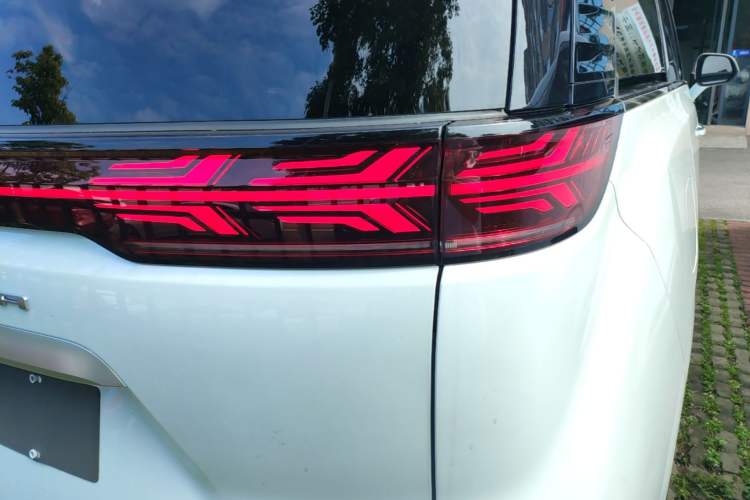 Used Denza D9 2022 DM-i 970 Four-Wheel Drive Flagship Model Right Rear Taillight