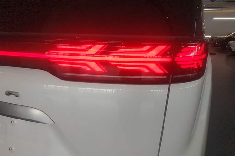Used Denza D9 2022 DM-i 970 Four-Wheel Drive Flagship Model Right Rear Taillight