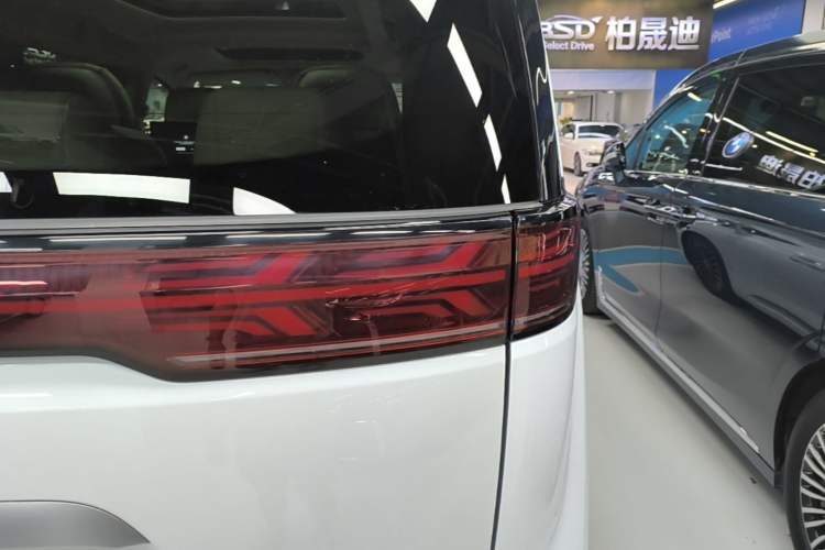 Used Denza D9 2022 DM-i 970 Four-Wheel Drive Flagship Model Right Rear Taillight