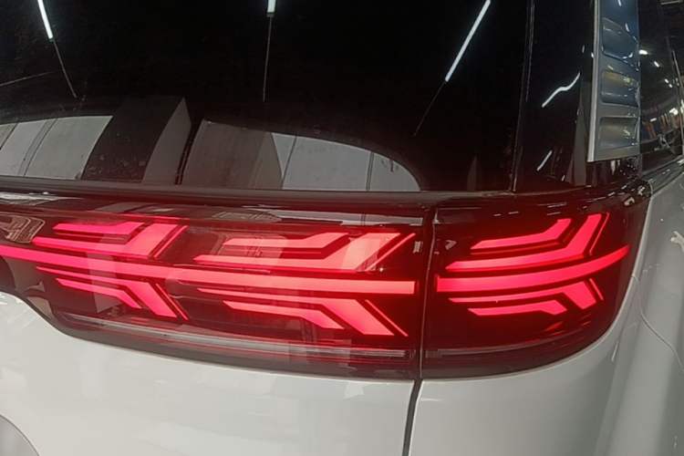 Used Denza D9 2022 EV 600 Four-Wheel Drive Flagship Model Right Rear Taillight