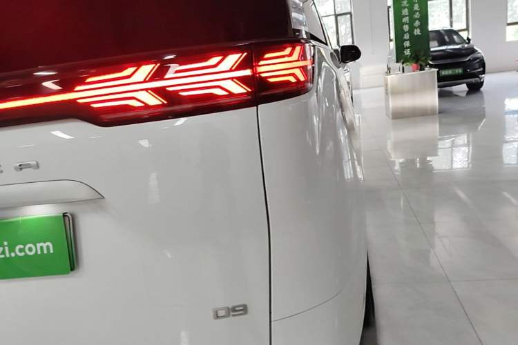 Used Denza D9 2022 DM-i 970 Four-Wheel Drive Flagship Model Right Rear Taillight
