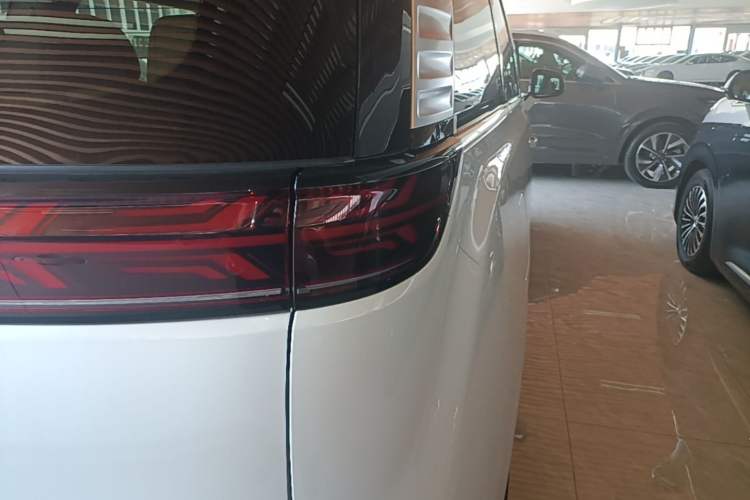 Used Denza D9 2022 DM-i 970 Four-Wheel Drive Flagship Model Right Rear Taillight