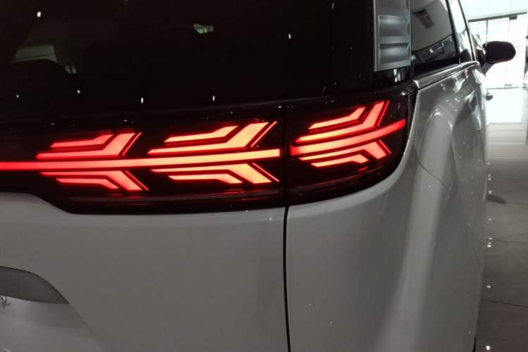 Used Denza D9 2022 DM-i 970 Four-Wheel Drive Flagship Model Right Rear Taillight