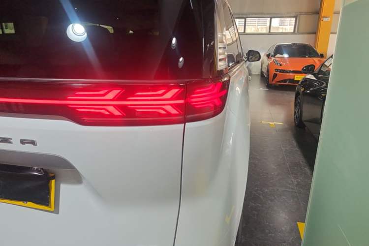 Used Denza D9 2022 DM-i 970 Four-Wheel Drive Flagship Model Right Rear Taillight