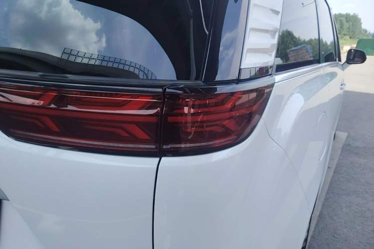 Used Denza D9 2022 DM-i 970 Four-Wheel Drive Prestige Model Right Rear Taillight