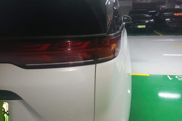 Used Denza D9 2022 DM-i 970 Four-Wheel Drive Flagship Model Right Rear Taillight