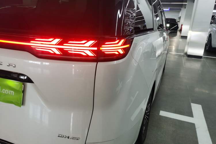 Used Denza D9 2022 DM-i 970 Four-Wheel Drive Flagship Model Right Rear Taillight