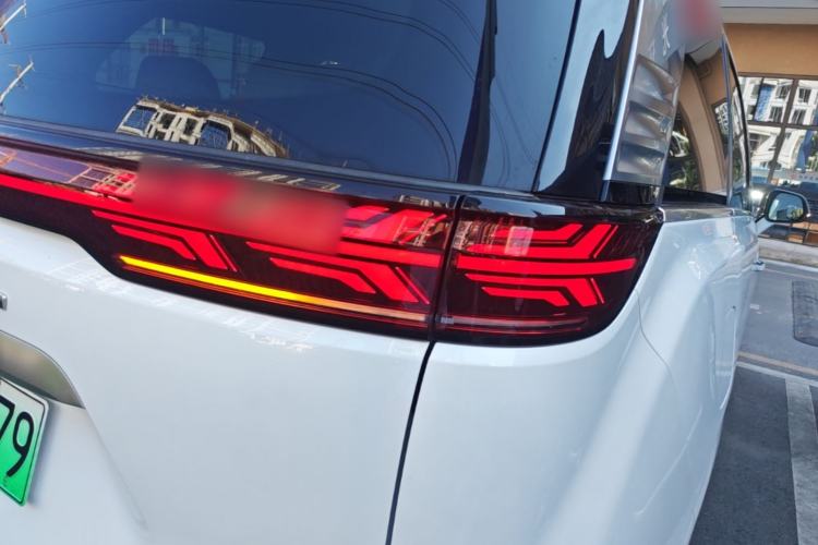 Used Denza D9 2022 DM-i 970 Four-Wheel Drive Flagship Model Right Rear Taillight
