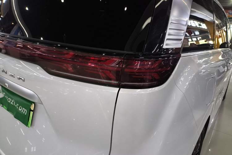 Used Denza D9 2022 DM-i 970 Four-Wheel Drive Flagship Model Right Rear Taillight