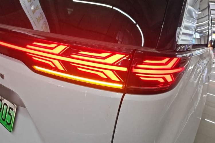 Used Denza D9 2022 DM-i 970 Four-Wheel Drive Flagship Model Right Rear Taillight