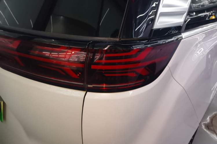 Used Denza D9 2022 DM-i 970 Four-Wheel Drive Flagship Model Right Rear Taillight