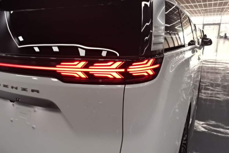 Used Denza D9 2022 DM-i 970 Four-Wheel Drive Prestige Model Right Rear Taillight